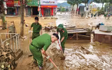 Công an Cao Bằng lội bùn dọn dẹp, giúp dân ổn định cuộc sống
