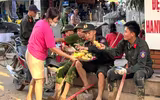 Công an Cao Bằng lội bùn dọn dẹp, giúp dân ổn định cuộc sống