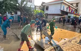 Công an Cao Bằng lội bùn dọn dẹp, giúp dân ổn định cuộc sống