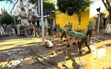 Công an Cao Bằng lội bùn dọn dẹp, giúp dân ổn định cuộc sống