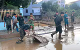 Công an Cao Bằng lội bùn dọn dẹp, giúp dân ổn định cuộc sống