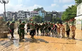 Công an Cao Bằng lội bùn dọn dẹp, giúp dân ổn định cuộc sống