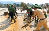 Công an Cao Bằng lội bùn dọn dẹp, giúp dân ổn định cuộc sống