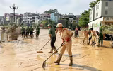 Công an Cao Bằng lội bùn dọn dẹp, giúp dân ổn định cuộc sống