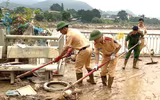 Công an Cao Bằng lội bùn dọn dẹp, giúp dân ổn định cuộc sống