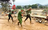 Công an Cao Bằng lội bùn dọn dẹp, giúp dân ổn định cuộc sống