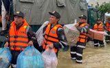 Cảnh sát cơ động vượt lũ cứu dân, mang nhu yếu phẩm đến từng nhà bị cô lập