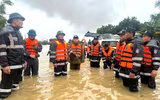 Cảnh sát cơ động vượt lũ cứu dân, mang nhu yếu phẩm đến từng nhà bị cô lập