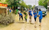 Hình ảnh đẹp của người chiến sĩ Công an tại thành phố Huế những ngày sau lũ