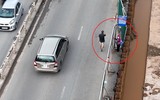 Rủi ro tai nạn giao thông khi đứng chờ xe buýt ở đường Âu Cơ
