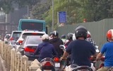 Rủi ro tai nạn giao thông khi đứng chờ xe buýt ở đường Âu Cơ