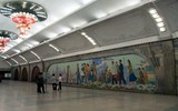 Bên trong nhà ga tàu điện ngầm sâu nhất thế giới ở Triều Tiên