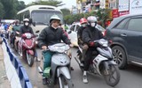 Người dân chật vật đi làm trong giá rét sáng đầu tuần