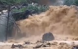 Hình ảnh lực lượng Công an dầm mình trong mưa lũ cứu người và di dời tài sản tại Hà Giang