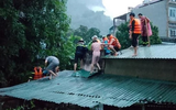 Hình ảnh lực lượng Công an dầm mình trong mưa lũ cứu người và di dời tài sản tại Hà Giang
