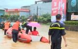 Hình ảnh lực lượng Công an dầm mình trong mưa lũ cứu người và di dời tài sản tại Hà Giang