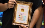 Người dân hào hứng khi nhận thẻ căn cước mới