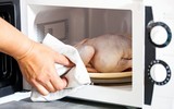 Loại thực phẩm bạn tuyệt đối không được cho vào lò vi sóng