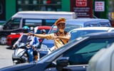Cảnh sát giao thông Hà Nội: Đội nắng bám đường, giữ vững trật tự giao thông