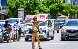 Cảnh sát giao thông Hà Nội: Đội nắng bám đường, giữ vững trật tự giao thông