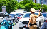 Cảnh sát giao thông Hà Nội: Đội nắng bám đường, giữ vững trật tự giao thông