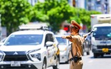 Cảnh sát giao thông Hà Nội: Đội nắng bám đường, giữ vững trật tự giao thông
