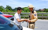 Cảnh sát giao thông Hà Nội: Đội nắng bám đường, giữ vững trật tự giao thông