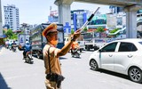 Cảnh sát giao thông Hà Nội: Đội nắng bám đường, giữ vững trật tự giao thông