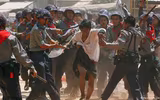 [ẢNH] Đụng độ giữa người biểu tình và cảnh sát ở Myanmar, ít nhất 2 người thiệt mạng