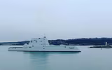 [ẢNH] Khu trục hạm USS Michael Monsoor diễn tập điều khiển khí tài không người lái 