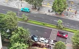 Cơn mưa giông chiều nay làm hàng loạt cây đổ, nhiều ô tô bị bẹp