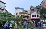 Cơn mưa giông chiều nay làm hàng loạt cây đổ, nhiều ô tô bị bẹp