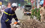 Hình ảnh Bộ Tư lệnh Cảnh sát cơ động phối hợp Công an Hà Nội làm sạch môi trường sau bão số 3
