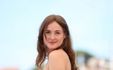 [ẢNH] Vẻ đẹp gợi cảm của Nữ diễn viên đoạt Cành Cọ Vàng ở Cannes 2021 