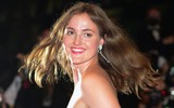 [ẢNH] Vẻ đẹp gợi cảm của Nữ diễn viên đoạt Cành Cọ Vàng ở Cannes 2021 