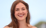 [ẢNH] Vẻ đẹp gợi cảm của Nữ diễn viên đoạt Cành Cọ Vàng ở Cannes 2021 