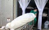 [ẢNH] Thái Lan: Dùng container đông lạnh chứa thi thể nạn nhân Covid-19 do nhà xác quá tải