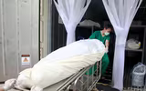 [ẢNH] Thái Lan: Dùng container đông lạnh chứa thi thể nạn nhân Covid-19 do nhà xác quá tải