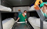 [ẢNH] Thái Lan: Dùng container đông lạnh chứa thi thể nạn nhân Covid-19 do nhà xác quá tải