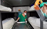 [ẢNH] Thái Lan: Dùng container đông lạnh chứa thi thể nạn nhân Covid-19 do nhà xác quá tải