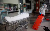 [ẢNH] Thái Lan: Dùng container đông lạnh chứa thi thể nạn nhân Covid-19 do nhà xác quá tải