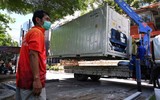 [ẢNH] Thái Lan: Dùng container đông lạnh chứa thi thể nạn nhân Covid-19 do nhà xác quá tải