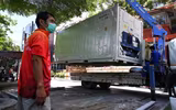 [ẢNH] Thái Lan: Dùng container đông lạnh chứa thi thể nạn nhân Covid-19 do nhà xác quá tải