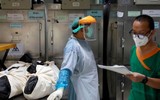 [ẢNH] Thái Lan: Dùng container đông lạnh chứa thi thể nạn nhân Covid-19 do nhà xác quá tải