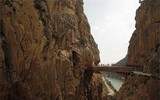 Cận cảnh con đường đi bộ nguy hiểm bậc nhất thế giới