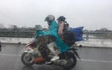 Người dân đội mưa trở lại thành phố sau kỳ nghỉ Tết Nhâm Dần