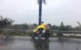Người dân đội mưa trở lại thành phố sau kỳ nghỉ Tết Nhâm Dần
