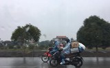 Người dân đội mưa trở lại thành phố sau kỳ nghỉ Tết Nhâm Dần