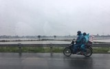 Người dân đội mưa trở lại thành phố sau kỳ nghỉ Tết Nhâm Dần