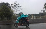 Người dân đội mưa trở lại thành phố sau kỳ nghỉ Tết Nhâm Dần